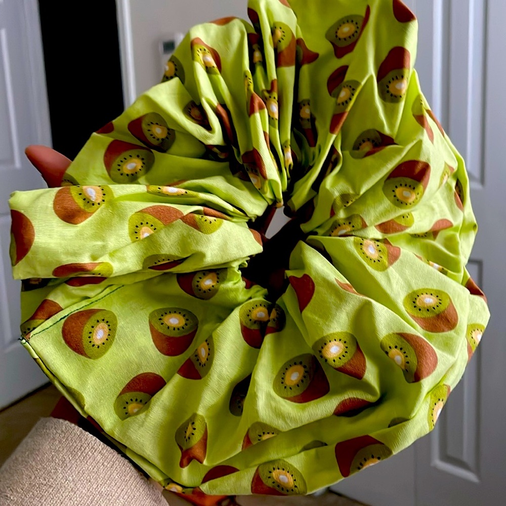 Jumbo scrunchie! Handmade kiwi 🥝 print scrunchie.